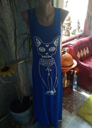 Длинное платье с египетской кошкой.