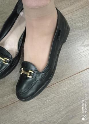 Черные кожаные туфли лоферы с золотым декором пряжкой