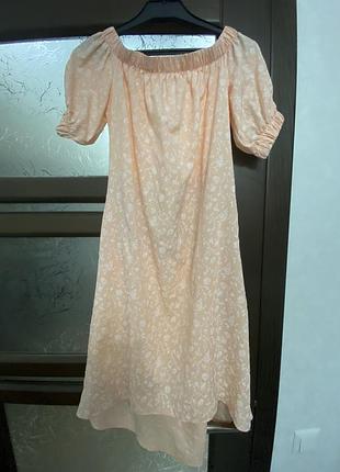 Платье бежевое со спущенными плечами