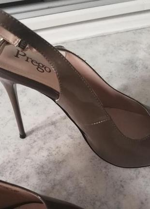 Кожаные босоножки на шпильке