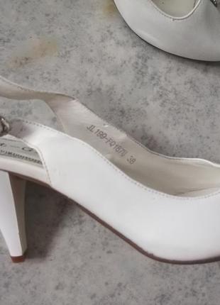 Шкіряні босоніжки