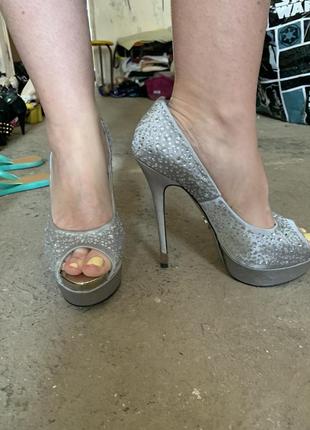 Туфли на каблуках со стразами серебряные6 фото