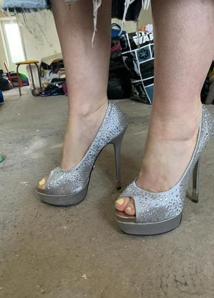Туфли на каблуках со стразами серебряные3 фото