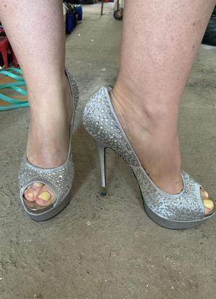 Туфли на каблуках со стразами серебряные7 фото