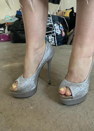 Туфли на каблуках со стразами серебряные4 фото
