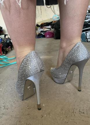 Туфли на каблуках со стразами серебряные5 фото