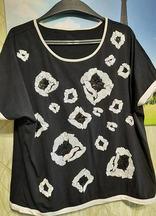 Черная футболка с вышитыми пайетками цветами
