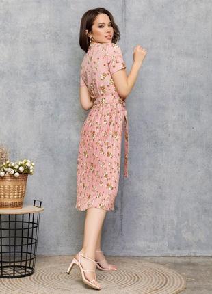 Розовое платье с плиссировкой и цветочным принтом2 фото