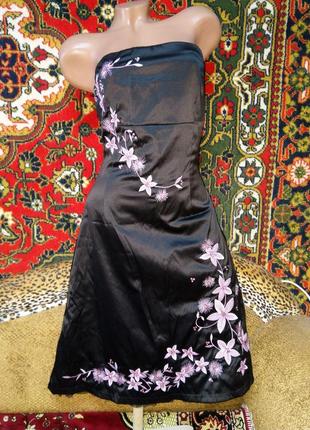 Красивое атласное нарядное платье без бретелек с вышивкой