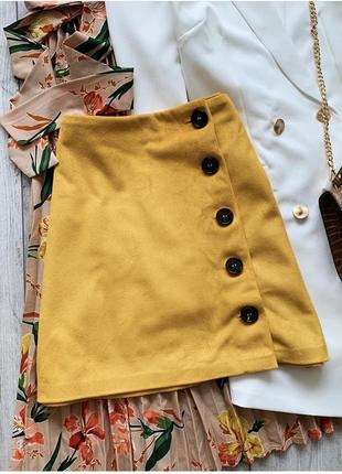 Желтая юбка мини с пуговицами
