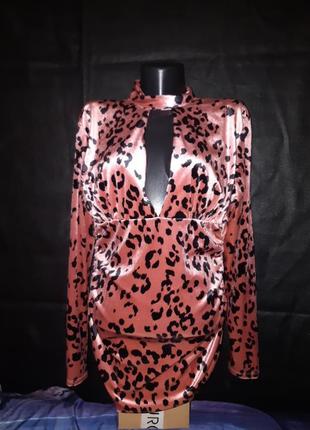 Красивое бархатное велюровое плюшевое леопардовое платье в вырезом1 фото