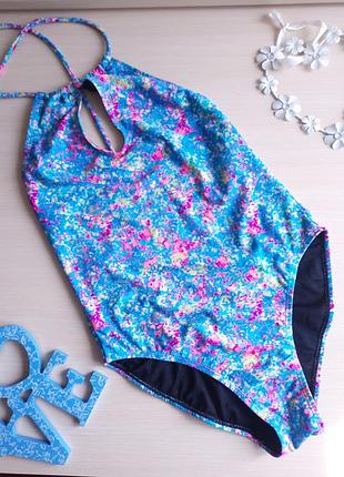 Стильний яскравий купальник з відкритою спиною