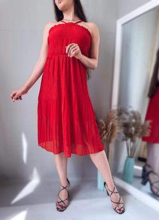 Яскраве плаття плісе