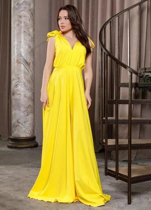 Желтое длинное платье с глубоким декольте1 фото