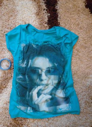 Футболка з принтом.