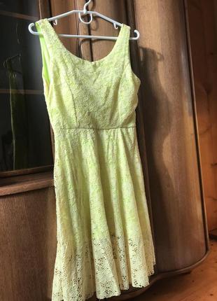 Красиве плаття з вирізом на спині