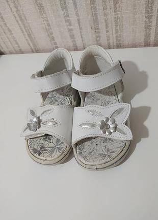 На дівчинку