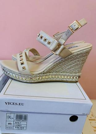 Босоніжки на платформі