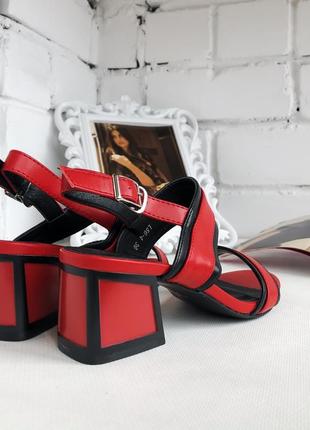 Женские босоножки на устойчивом среднем каблуке красные, жіночі босоніжки на підборах3 фото
