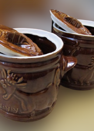 Пара вінтажних горщиків із ручками та кришкою "му-у" часів ссер