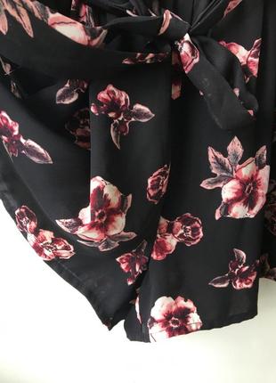 Ромпер цветной чёрный с цветами с поясом , карманами шортиками4 фото