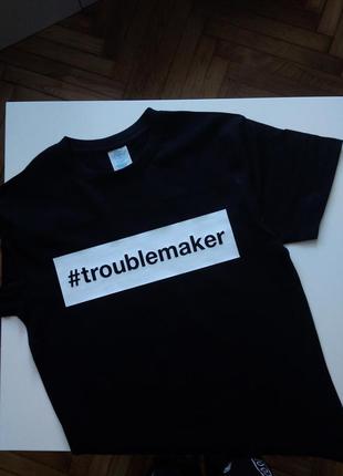 Футболка черная с надписью troublemaker