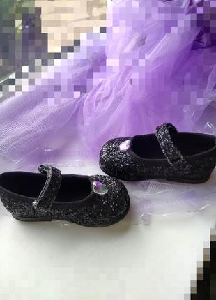 Нарядные черные с блестками и сердечками туфельки на принцессу/детские туфли4 фото