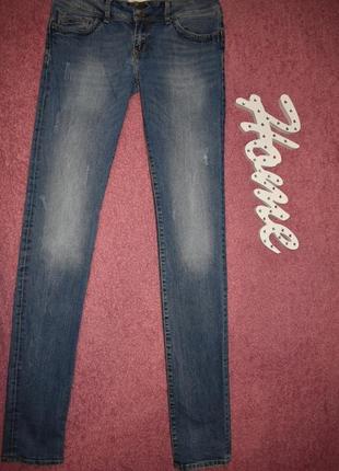 Джинси скінні