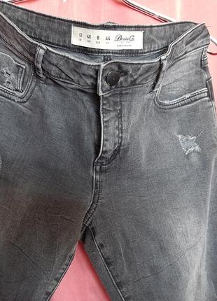 Серые джинсы с дырками1 фото