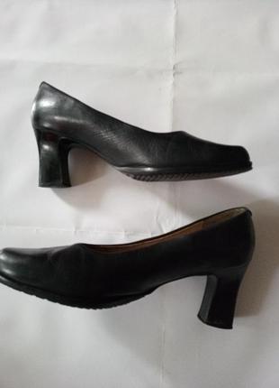 Кожаные классические черные туфли на устойчивом каблуке4 фото