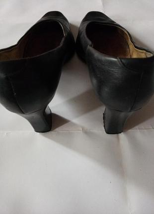 Шкіряні класичні чорні туфлі на стійкому каблуці5 фото