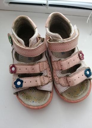 Босоніжки на дівчинку 22р.