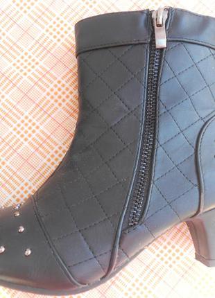 Зручні чоботи на маленькому підборах