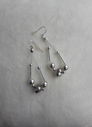 Прості і лаконічні сережки з намистинами (біжутерія)
