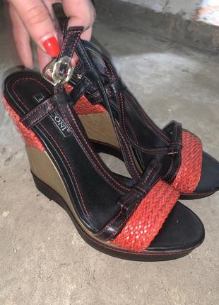 Босоніжки шкіряні туфлі на підборах червоні босоніжки1 фото