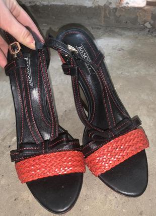 Босоніжки шкіряні туфлі на підборах червоні босоніжки4 фото