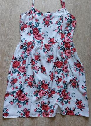 Короткое легкое платье-сарафан на тонких бретелях в цветочный принт6 фото