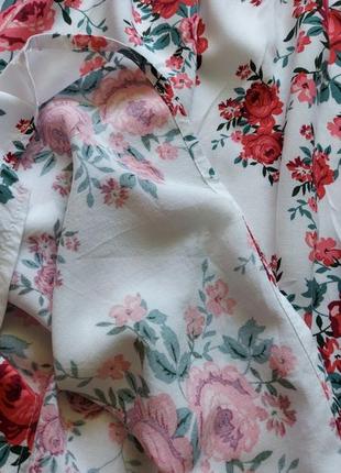 Короткое легкое платье-сарафан на тонких бретелях в цветочный принт10 фото
