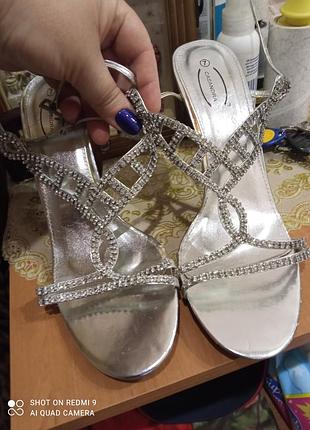 Продам срібні босоніжки з камінням