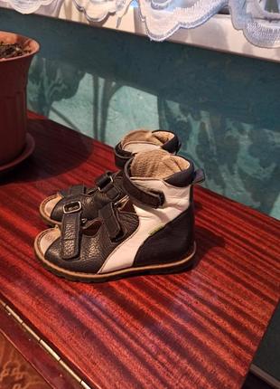 Ортопедичні босоніжки