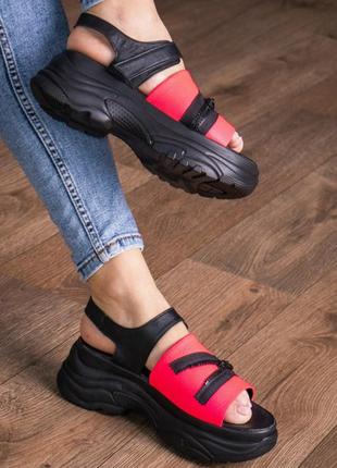 Чорно-червоні босоніжки на танкетці жіночі літні нові шкіряні (натуральна шкіра)жіночі босоніжки