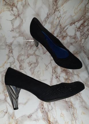 Базовые чёрные туфли с перфорацией на светлом каблуке2 фото