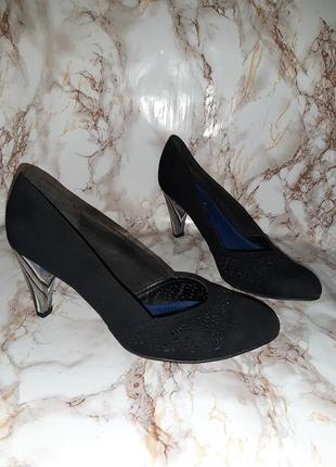 Базовые чёрные туфли с перфорацией на светлом каблуке1 фото