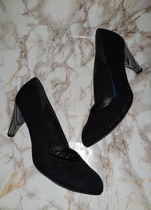 Базовые чёрные туфли с перфорацией на светлом каблуке5 фото