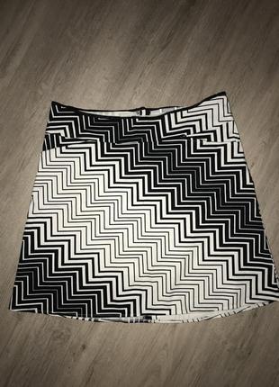 Юбка черно - белая с геометрическим рисунком