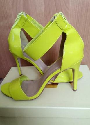 Эффектные яркие босоножки