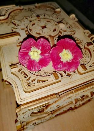 Серьги-гвоздики с цветком мальвы цвета маджента