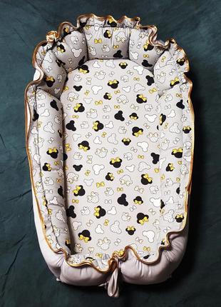 Кокон гнездышко для новорожденных мини маус с желтыми бантиками на сером