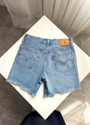 Идеальные длинные голубые джинсовые шорты levis 5012 фото