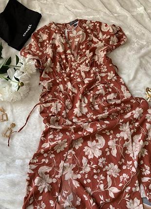 Красивое актуальное платье в цветы с разрезами
